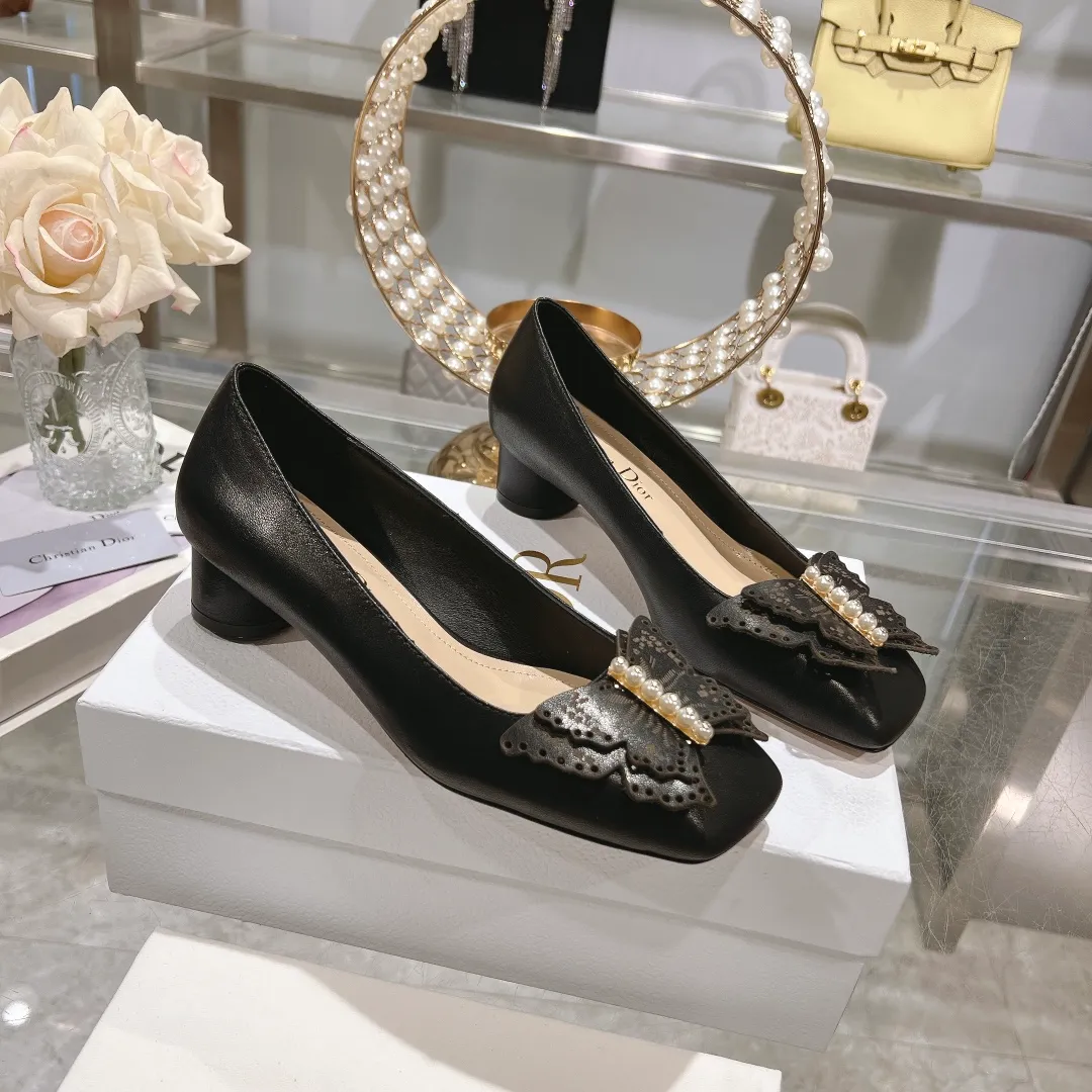 👟👟Ex-factory price 560👟👟 2024 early spring new style ◼️Dior ◼️Dior spring and summer latest fashion show haute couture series sandals Bow Mary Jane ——— Ldylle retro Roman style doll women's sandals CD pearl five metal buckle bow low-heeled women's single shoes Original development top high-end version Material: imported cow patent leather upper + water-dyed sheepskin lining + original molded pearl buckle + Italian genuine leather outsole Size: 34-40 (34.40. Customization is non-refundable and non-exchangeable) Heel height: 4.5cm 8.5cm
